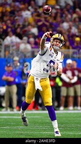 Atlanta, USA. 28 Dez, 2019. LSU Tiger Quarterback Joe Fuchsbau (9) wirft gegen die Oklahoma Sooners in der ersten Hälfte der Küken-fil-ein Pfirsich-schüssel NCAA Halbfinalespiel bei Mercedes-Benz-Stadion in Atlanta, 28. Dezember 2019. Foto von David Tulis/UPI Quelle: UPI/Alamy leben Nachrichten Stockfoto