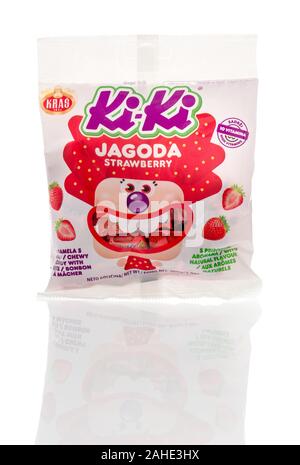 Winneconne, WI - 15. Dezember 2019: ein Paket von Kras kiki Jagoda Erdbeere toffee auf einem isolierten Hintergrund Stockfoto