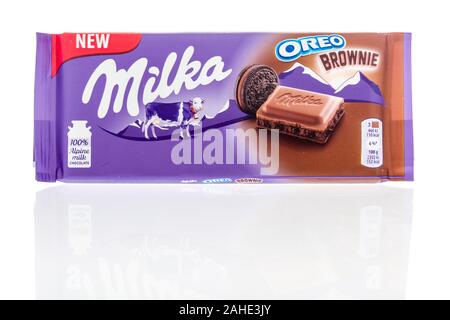 Winneconne, WI - 15. Dezember 2019: ein Paket von Milka Brownie Oreo Chocolate Bar auf einem isolierten Hintergrund Stockfoto