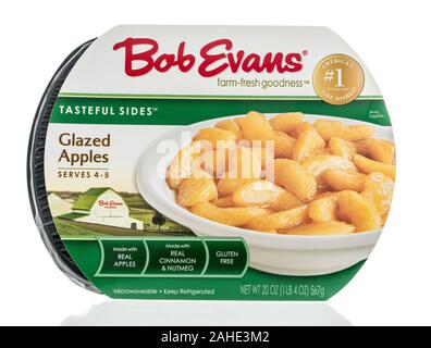 Winneconne, WI - 15. Dezember 2019: ein Paket von Bob Evans glasierte Äpfel auf einem isolierten Hintergrund Stockfoto