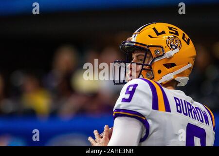 Atlanta, GA, USA. 28 Dez, 2019. LSU Tiger Quarterback Joe Fuchsbau (9) Vor dem 52. Küken-fil-ein Pfirsich-schüssel bei Mercedes-Benz-Stadion in Atlanta, GA. (Scott Kinser/Cal Sport Media). Credit: Csm/Alamy leben Nachrichten Stockfoto