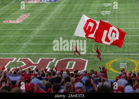 Atlanta, GA, USA. 28 Dez, 2019. Oklahoma Sooners Cheerleadern Feiern im ersten Quartal Touchdown in den 52 Küken-fil-ein Pfirsich-schüssel bei Mercedes-Benz-Stadion in Atlanta, GA. (Scott Kinser/Cal Sport Media). Credit: Csm/Alamy leben Nachrichten Stockfoto