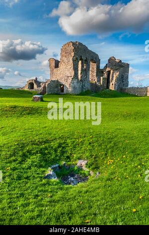 Die Manor Hall in den Ruinen von Kendal Castle am späten Nachmittag Sonnenschein im Mai gesehen aus dem Süden Stockfoto