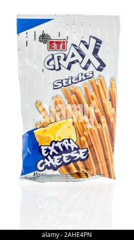 Winneconne, WI - 15. Dezember 2019: ein Paket von ETI crax extra Käse klebt auf einem isolierten Hintergrund Stockfoto