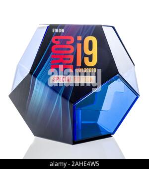 Winneconne, WI - 24 Dezember 2019: ein Paket von Intel I 9 9900 KS Sonderausgabe CPU auf einem isolierten Hintergrund entriegelt Stockfoto