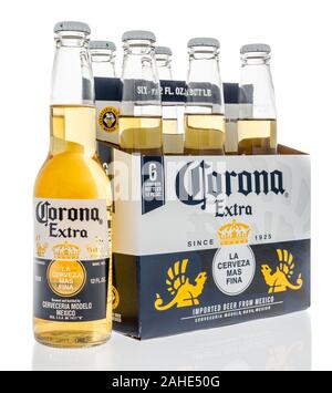 Winneconne, WI - 28 Dezember 2019: ein Six Pack von Corona Extra Bier aus Mexiko auf einem isolierten Hintergrund Stockfoto