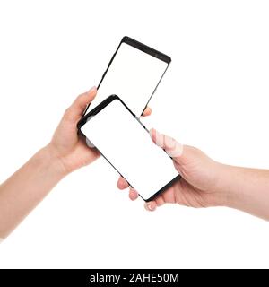Zwei Hände, die smartphones leerer Bildschirm mit modernen Rahmenloses Design während der drahtlosen Übertragung von Daten NFC verbunden auf weißem Hintergrund Stockfoto
