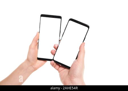 Zwei Hände, die smartphones leerer Bildschirm mit modernen Rahmenloses Design während der drahtlosen Übertragung von Daten NFC verbunden auf weißem Hintergrund Stockfoto