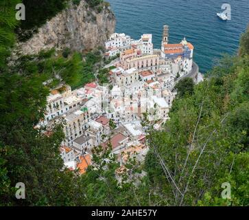 Dächer und Kirche in Atrani, Itally als vom Torre dello Ziro gesehen Stockfoto