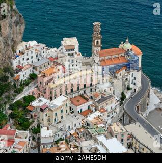 Dächer und Kirche in Atrani, Itally als vom Torre dello Ziro gesehen Stockfoto