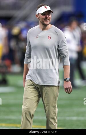 Atlanta, Georgia. 28 Dez, 2019. Oklahoma Lincoln's Riley ist alles Lächeln vor der Fil - eine Pfirsich-schüssel-a College Football Endspiel Nationall Halbfinale - mit der Oklahoma Sooners und die LSU Tiger, bei Mercedes Benz Stadion in Atlanta, Georgia gespielt. Cecil Copeland/CSM/Alamy leben Nachrichten Stockfoto