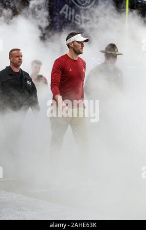 Atlanta, Georgia. 28 Dez, 2019. Oklahoma Lincoln's Riley vor der Fil - eine Pfirsich-schüssel-a College Football Endspiel Nationall Halbfinale - mit der Oklahoma Sooners und die LSU Tiger, spielte bei Mercedes Benz Stadion in Atlanta, Georgia. Cecil Copeland/CSM/Alamy leben Nachrichten Stockfoto