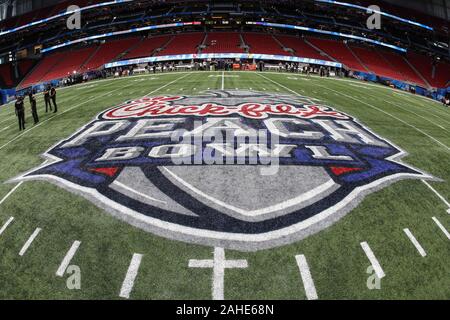 Atlanta, Georgia. 28 Dez, 2019. Die Fil - eine Pfirsich-schüssel-a College Football Endspiel Nationall Halbfinale - mit der Oklahoma Sooners und die LSU Tiger, spielte bei Mercedes Benz Stadion in Atlanta, Georgia. Cecil Copeland/CSM/Alamy leben Nachrichten Stockfoto