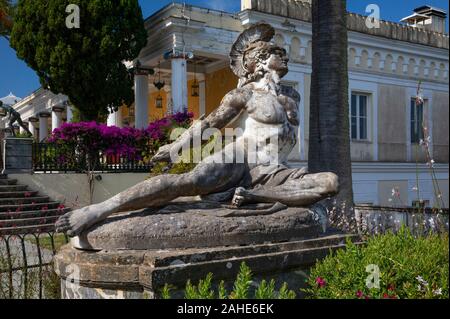 Marmorstatue des Sterbenden Achilles im Garten des Achilleion Palast, Gastouri, Korfu, Griechenland Stockfoto