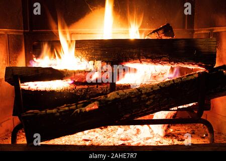 Close up Kamin indoor mit niemand brennenden Archive öffnen Stockfoto