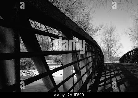 B&W Winter geschossen von der Fußgängerbrücke über den Creek im Arboretum, Dow's Lake, Ottawa, Ontario, Kanada. Stockfoto