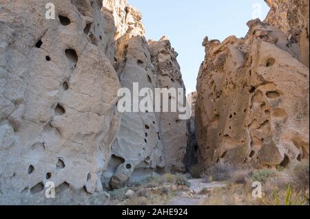 Löcher in den vulkanischen Felsen auf dem Ring Loop Trail in der Mojave Wüste in Kalifornien National Preserve gesehen, USA Stockfoto