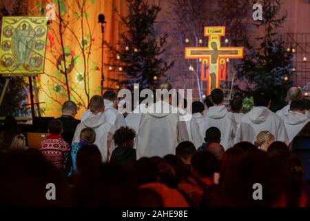 Wroclaw, Polen. 28 Dez, 2019. Die Brüder von Taizé sind vor dem Gebet. Rund 15.000 Pilger aus Europa und darüber hinaus in Wroclaw in Polen für die jährlichen Europäischen Jugendtreffen der Gemeinschaft von Taizé unter dem Motto "Pilgerweg des Vertrauens auf der Erde" zusammengestellt. Die Gemeinschaft von Taizé ist eine interkonfessionelle christliche Orden aus Frankreich. (Foto von Michael Debets/Pacific Press) Quelle: Pacific Press Agency/Alamy leben Nachrichten Stockfoto