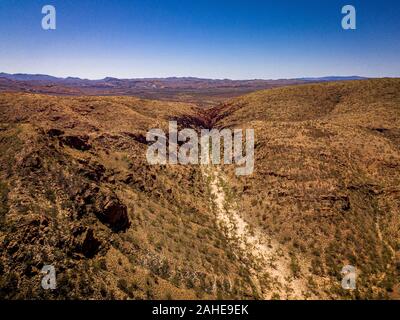 Die Dry Creek Bed bei Redbank Gorge in den West MacDonnell Ranges, Northern Territory, Australien Stockfoto