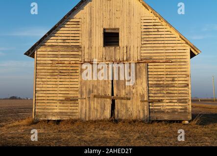 Alte Scheune im Mittelwesten Landschaft bei Sonnenuntergang. LaSalle County, Illinois, USA Stockfoto