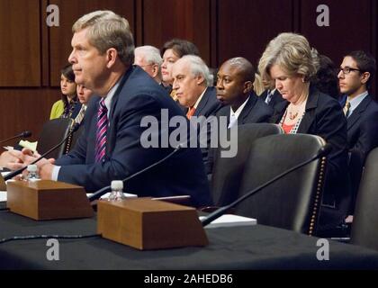 Landwirtschaftsminister Tom Vilsack besucht der Senat Ausschuss für Landwirtschaft, Ernährung und Forsten, in Washington, DC, Do, 26. Mai 2011. Die nächste Farm Bill zu diskutieren. Direkt hinter der Sekretär Vilsack sind von Links: Ehemaliger Sekretär Dan Glickman, Karis Gosse, Stellvertretender Untersekretär, Bauernhof und ausländischen Landwirtschaftlichen Dienst und Susan Palmeri, Assistant Secretary, Kongreß Beziehungen. Sekretär Glickman war Mitglied des Zeugen zu sprechen, nachdem Staatssekretär Vilsack. Das zweite Panel enthalten ein Bauer und die Mitglieder des Marketings, der Forschung und der Wissenschaftler, die die fu diskutiert Stockfoto