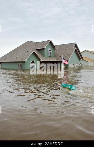 Zehn Fuß Wasser Flut fast 20 Prozent der Nachbarschaft in der ganzen Stadt von Minot, N.D., mehr als 4.000 Häuser vom Hochwasser überflutet, Juni 25. Mit dem Souris River Crest, Stadt offizielle Jagt eine Recovery Strategie, die hoffen, den hohen Wasser verhindert den Verlust von Tausenden von Häusern bereits durch Hochwasser beschädigt zu ertragen zu implementieren erwartet. Bei acht Meter über größeren Überschwemmung, das Wasser scheint sich zu stabilisieren. Stockfoto