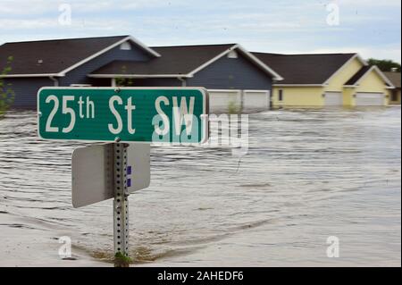 Zehn Fuß Wasser Flut fast 20 Prozent der Nachbarschaft in der ganzen Stadt von Minot, N.D., mehr als 4.000 Häuser vom Hochwasser überflutet, Juni 25. Mit dem Souris River Crest, Stadt offizielle Jagt eine Recovery Strategie, die hoffen, den hohen Wasser verhindert den Verlust von Tausenden von Häusern bereits durch Hochwasser beschädigt zu ertragen zu implementieren erwartet. Bei acht Meter über größeren Überschwemmung, das Wasser scheint sich zu stabilisieren. Stockfoto