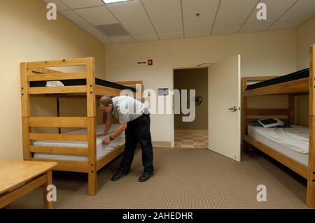 Techniker Jonathan Bankston streightens bis ein Stockbett in einem von mehreren Schlafräumen an der Catlett Freiwillige Feuerwehr - Retten, Station 7, in Catlett, VA am Mittwoch, 4. Mai 2011. Stockfoto