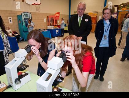 Dr. Elisabeth Hagen (links), Staatssekretärin der Lebensmittelsicherheit und Emily Wise (rechts), eine fünfte Klasse Student an Maryland Stadt Volksschule in Laurel, Maryland Blick durch Mikroskope Listerien und Salmonellen, zwei der vier häufigsten Bakterien in Lebensmitteln gefunden. Die beiden anderen Bakterium Campylobacter und E. coli. Hinter Hagen und Weisen sind Dr. Kevin Concannon, Staatssekretär Verbraucher und Ernährung Dienstleistungen und Barbara Robinson, Food Safety Inspection Service. Die FSIS hielt eine Lebensmittelsicherheit Ausbildung Lager bei Maryland Stadt Volksschule, Do., 5. Mai 2011 Stockfoto