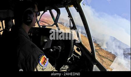 Us Air Force Maj. Kevin DeHart, 115 Airlift Squadron, California Air National Guard, bereitet eine Linie von Feuerhemmenden fallen zu lassen, während an Bord einer C-130 J Hercules über West Texas, April 27. Die C-130 ist mit dem modularen System zur Brandbekämpfung aus der Luft, die in der Lage ist, Abfüllen 3.000 Gallonen Wasser oder feuerhemmend in unter 5 Sekunden ausgestattet. Die Waldbrände haben in verschiedenen Teilen von Texas verteilt und sind verbrannt Mehr als 1.000 Quadratkilometer. Stockfoto