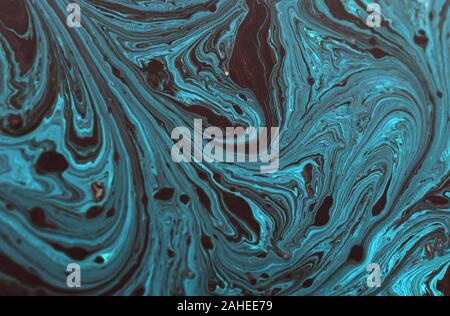 Acryl Fluid Art. Blaue Aquamarinwellen und Goldaufnahme. Abstrakter Marmorhintergrund oder Textur Stockfoto