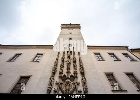 Altes Rathaus der Stadt Brünn, Tschechische Republik, auch Stará radnice, mit seinem berühmten Glockenturm Glockenturm mit seinen mittelalterlichen Skulpturen aus den wichtigsten p gesehen genannt Stockfoto