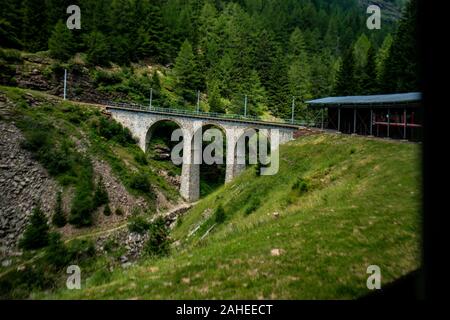 Szenen aus dem Bernina Express, ein Zug anschließen in der Schweiz von Chur nach Tirano in Italien durch die Schweizer Alpen Engadin Stockfoto