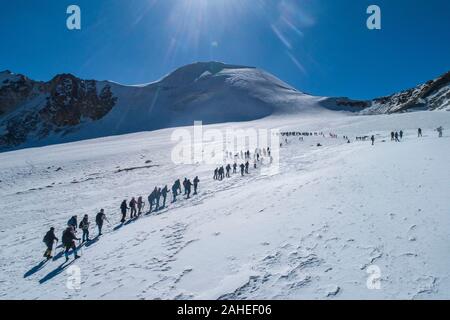 Peking, China. 28 Dez, 2019. Luftbild am Dez. 28, 2019 zeigt die Leute wandern auf Schnee - Luodui Berg in Lhasa bedeckt, im Südwesten Chinas Tibet autonomen Region. Credit: Sun Fei/Xinhua/Alamy leben Nachrichten Stockfoto