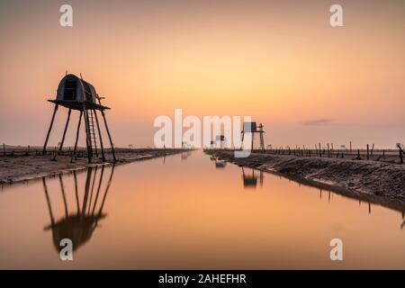 Morgen in der Dong Chau Strand, Tien hai District, Thai Binh Provinz, Dies ist eines der größten Clam Bauernhof von Vietnam für den Inlandsmarkt und Viet exportieren Stockfoto