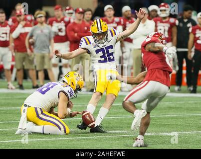 Atlanta, GA, USA. 28 Dez, 2019. LSU Ort kicker Cade York (36) versucht, einen Stoß aus dem Halten von Zach von Rosenberg (38) Während der Fil - eine Pfirsich-schüssel Endspiel Halbfinale Spiel zwischen dem Oklahoma Sooners und die LSU Tiger bei der Mercedes Benz Stadion in Atlanta, GA. LSU besiegt Oklahoma 63-28. Jonathan Mailhes/CSM/Alamy leben Nachrichten Stockfoto