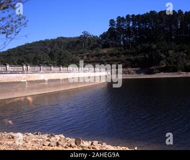 Die Eildon Damm oder Eildon Wehr, ein Fels und Erde - füllen Staudamm mit einer kontrollierten Abflußkanal in der Goulburn River, Alpenraum, Victoria. Stockfoto