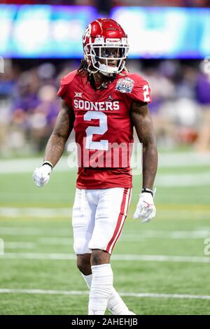 Atlanta, Georgia. 28 Dez, 2019. Oklahoma von CeeDee Lamm (2) vor der Fil - eine Pfirsich-schüssel-a College Football Endspiel Nationall Halbfinale - mit der Oklahoma Sooners und die LSU Tiger, spielte bei Mercedes Benz Stadion in Atlanta, Georgia. Cecil Copeland/CSM/Alamy leben Nachrichten Stockfoto