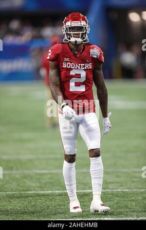 Atlanta, Georgia. 28 Dez, 2019. Oklahoma von CeeDee Lamm (2) vor der Fil - eine Pfirsich-schüssel-a College Football Endspiel Nationall Halbfinale - mit der Oklahoma Sooners und die LSU Tiger, spielte bei Mercedes Benz Stadion in Atlanta, Georgia. Cecil Copeland/CSM/Alamy leben Nachrichten Stockfoto