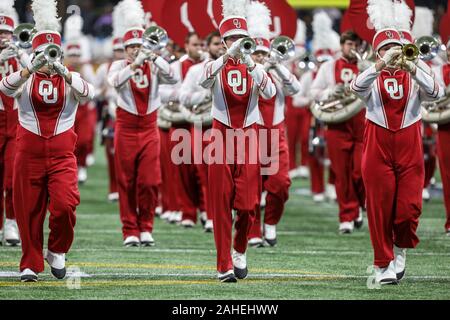 Atlanta, Georgia. 28 Dez, 2019. Die Oklahoma Band spielte vor der Fil - eine Pfirsich-schüssel-a College Football Endspiel Nationall Halbfinale - mit der Oklahoma Sooners und die LSU Tiger, bei Mercedes Benz Stadion in Atlanta, Georgia gespielt. Cecil Copeland/CSM/Alamy leben Nachrichten Stockfoto