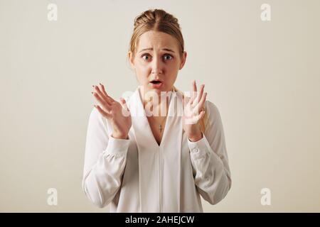 Portrait von Angst, emotionale junge Frau an der Kamera auf der Suche Stockfoto