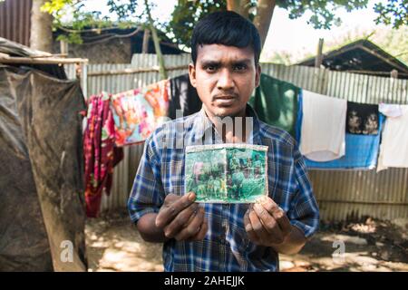 Hassan ein Flüchtling zeigt ein Porträt seiner Familie getötet durch Myanmar Militär an der Leda-Flüchtlingslager in Teknaf. Leda behelfsmäßigen Siedlung ist ein Flüchtlingslager für Rohingya-flüchtlinge auf Regierung gebaut Grundstücken in Nhilla Union der Teknaf sub-Bezirk in Cox's Bazar, Bangladesch. Das Camp befindet sich ungefähr 15km (9.3 mi) vom Teknaf Stadt. Stockfoto