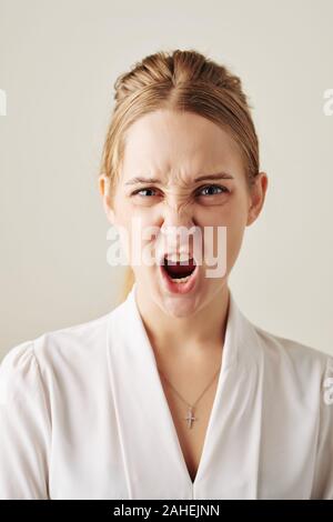 Portrait von wütenden Schreien junge geschäftsfrau in weißer Bluse Stockfoto