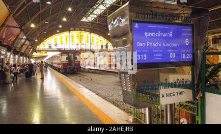 Bangkok Bahnhof Hua Lamphong Zeit Tabelle Stockfoto