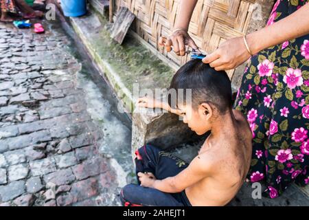 Teknaf, Bangladesch. 6. Januar, 2017. Hände einer Mutter Schneiden und Trimmen Haar Ihres Kindes an der Leda-Flüchtlingslager in Teknaf. Leda behelfsmäßigen Siedlung ist ein Flüchtlingslager für Rohingya-flüchtlinge auf Regierung gebaut Grundstücken in Nhilla Union der Teknaf sub-Bezirk in Cox's Bazar, Bangladesch. Das Camp befindet sich ungefähr 15km (9.3 mi) vom Teknaf Stadt. Credit: Towfiq Chowdhury/SOPA Images/ZUMA Draht/Alamy leben Nachrichten Stockfoto