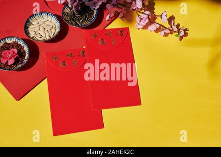 Red Lucky Money Umschläge mit den besten Wünschen für den chinesischen neuen Jahres vorbereitet, Ansicht von oben Stockfoto