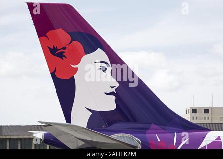 Honolulu, Hawaii, USA. 20 Dez, 2019. Logo und Farbgebung auf der Schwanzflosse eines Hawaiian Airlines Airbus A330-200 (N 385 HA) wide-Body Jet Airliner bei Daniel K. Inouye International Airport (HNL), Honolulu, Hawaii. Credit: bayne Stanley/ZUMA Draht/Alamy leben Nachrichten Stockfoto