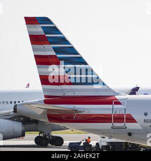 Honolulu, Hawaii, USA. 20 Dez, 2019. Logo und Farbgebung auf die Schwanzflosse eines amerikanischen Fluggesellschaften Airbus A 321-200 (N 118 NN) Single-Aisle-Jet Airliner bei Daniel K. Inouye International Airport (HNL), Honolulu, Hawaii. Credit: bayne Stanley/ZUMA Draht/Alamy leben Nachrichten Stockfoto