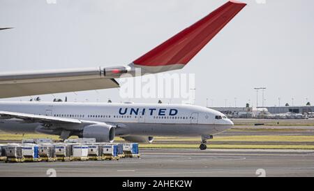 Honolulu, Hawaii, USA. 20 Dez, 2019. Ein United Airlines Boeing wide-Body Jet Airliner Rollen zu einer ankunftshalle an Daniel K. Inouye International Airport (HNL), Honolulu, Hawaii. Credit: bayne Stanley/ZUMA Draht/Alamy leben Nachrichten Stockfoto