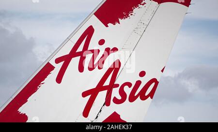 Honolulu, Hawaii, USA. 20 Dez, 2019. Logo und Farbgebung auf die Schwanzflosse eines AirAsia X Airbus A330-300 (9M-XBC) wide-Body Jet Airliner bei Daniel K. Inouye International Airport (HNL), Honolulu, Hawaii. Credit: bayne Stanley/ZUMA Draht/Alamy leben Nachrichten Stockfoto